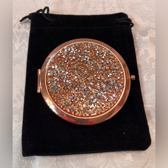 Glam Compact Mirror in Sparkling Rose Gold with velvet dust bag - Picture 3 of 12